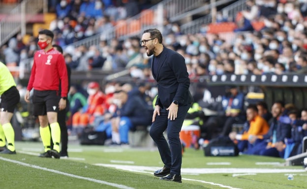 José Bordalás, desde la banda, dando indicaciones a sus jugadores. 