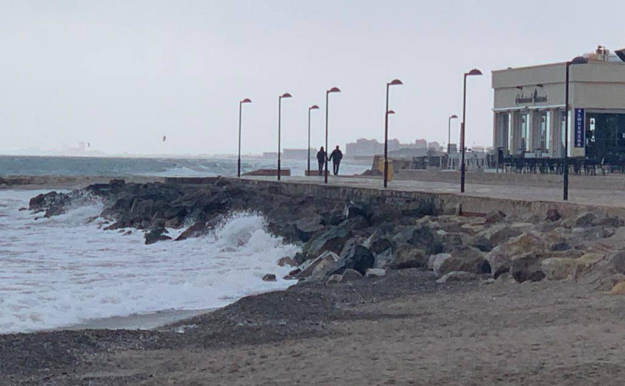 Zona del paseo marítimo que presenta un aspecto degradado. 