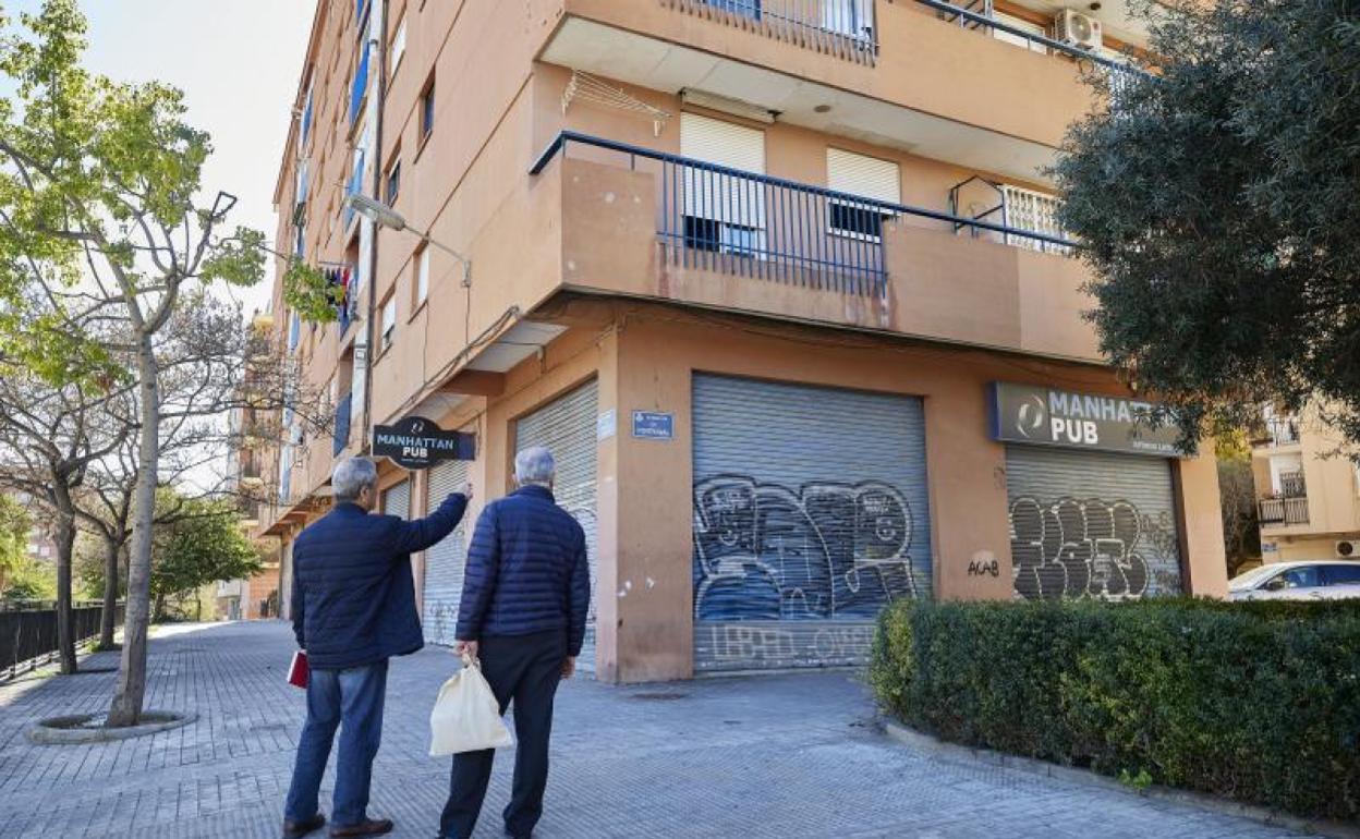 Dos hombres, junto al pub en cuya cercanía falleció un hombre en la noche del domingo.