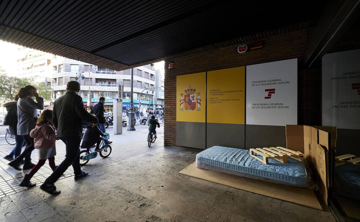 Una cama, junto a la antigua sede de Delegación de Gobierno en la calle Colón.