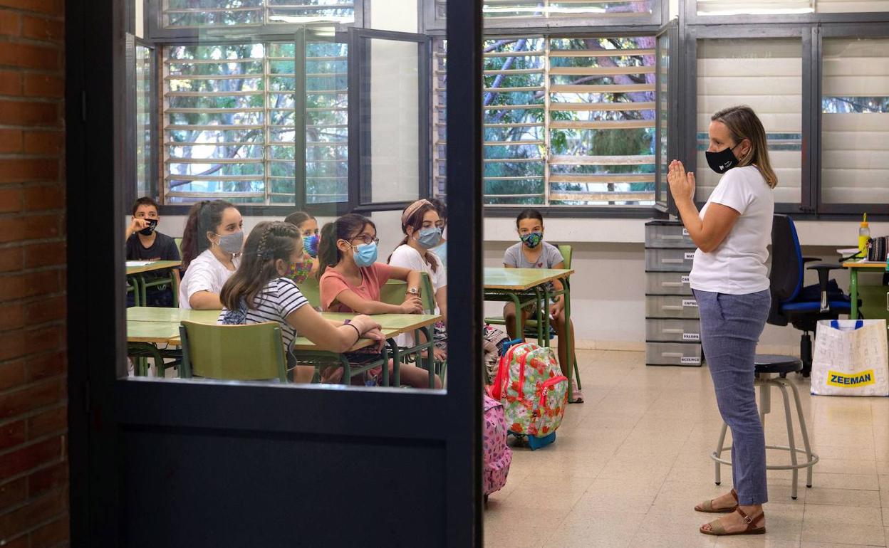 Una profesora se dirige a sus alumnos el primer día de clase del curso 2020-2021. 