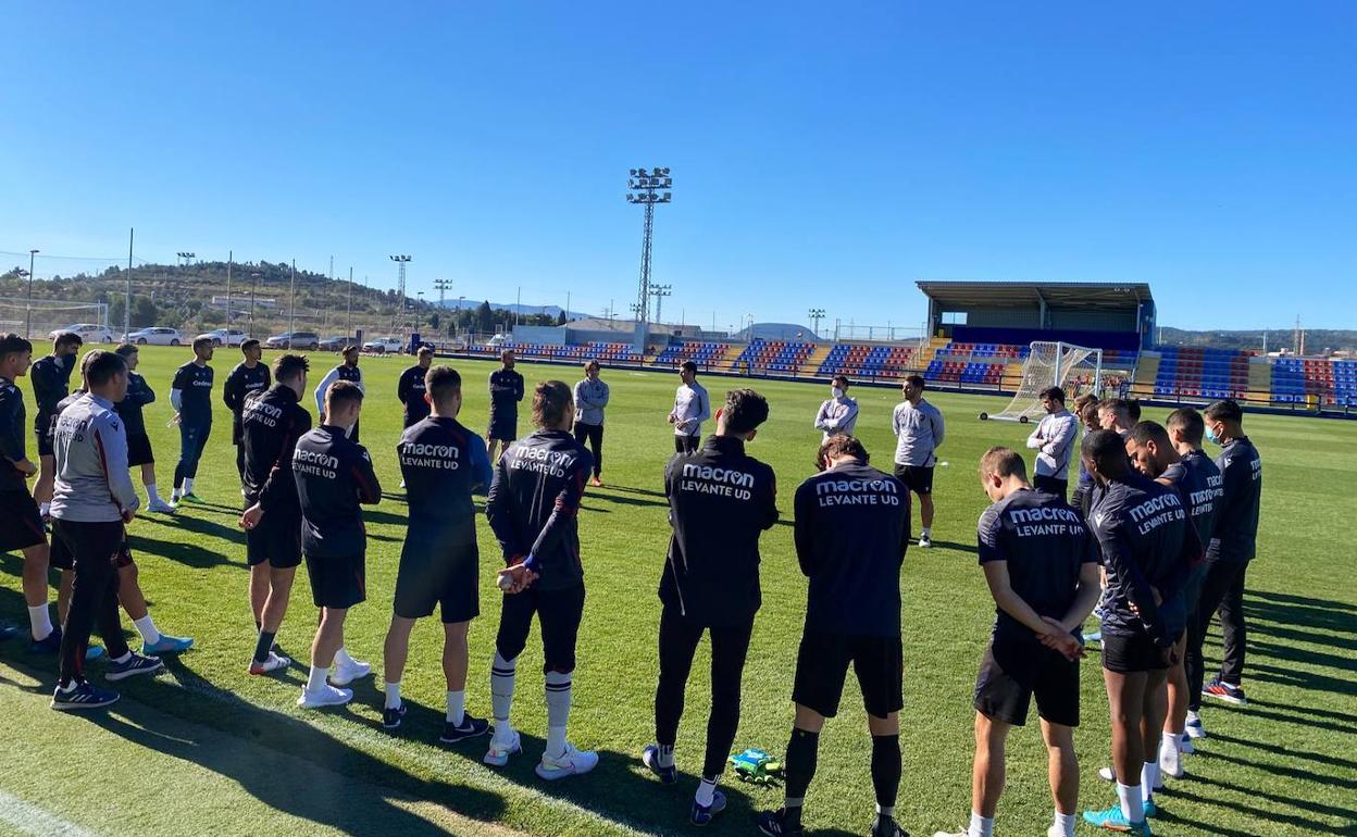 La plantilla del Levante, durante un entrenamiento en Buñol.