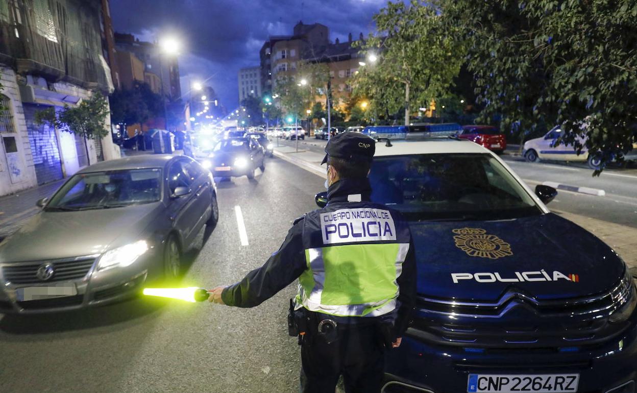 Control policial en el barrio de Orriols. 