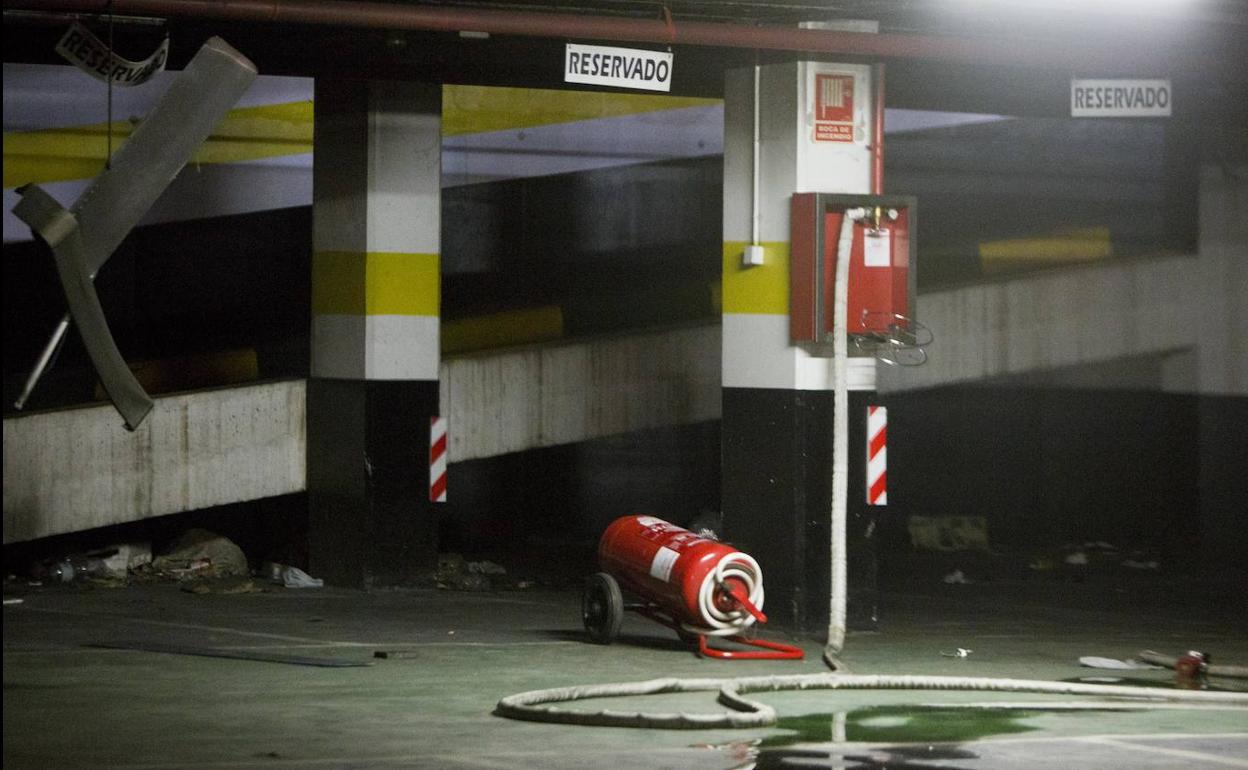 Una zona del aparcamiento donde se aprecia con claridad el abandono, este lunes. 