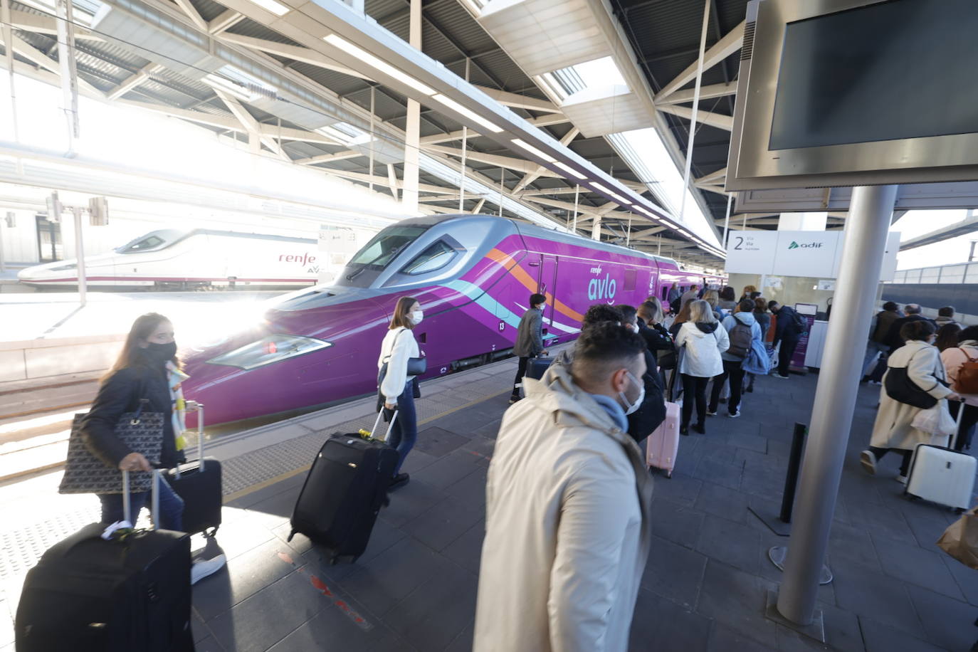 El primer tren de Avlo llega a Valencia.