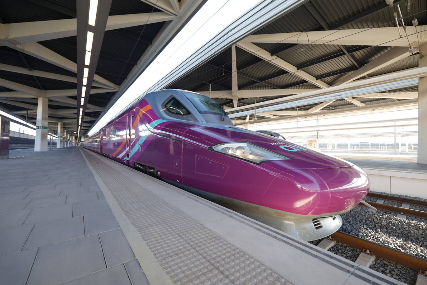 El primer tren de Avlo llega a Valencia.