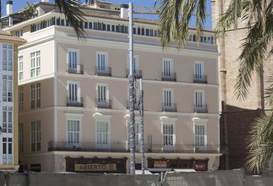 Imagen secundaria 1 - Comienzan a colocar las nuevas farolas de la plaza de la Reina.