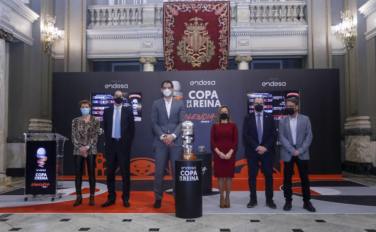 Foto de familia tras el sorteo de la Copa de la Reina. 