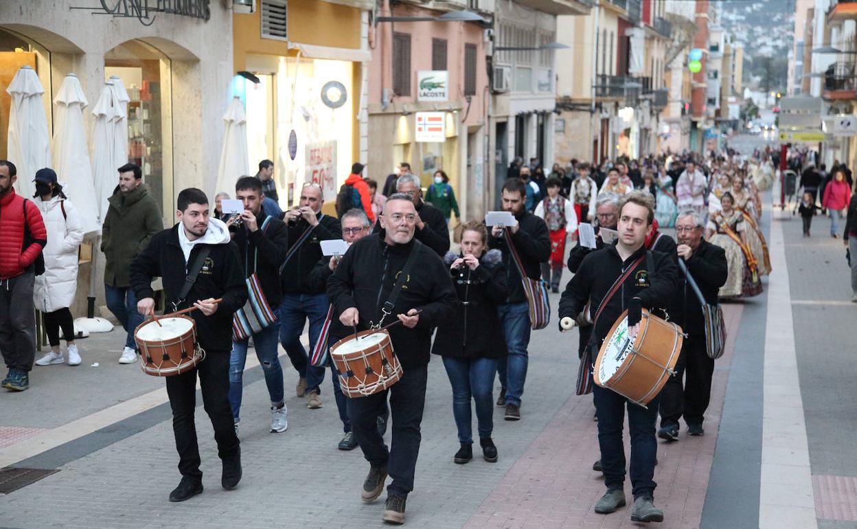 La música de la dolçaina i tabalet que ha acompañado a las falleras de Dénia este pasado sábado. 