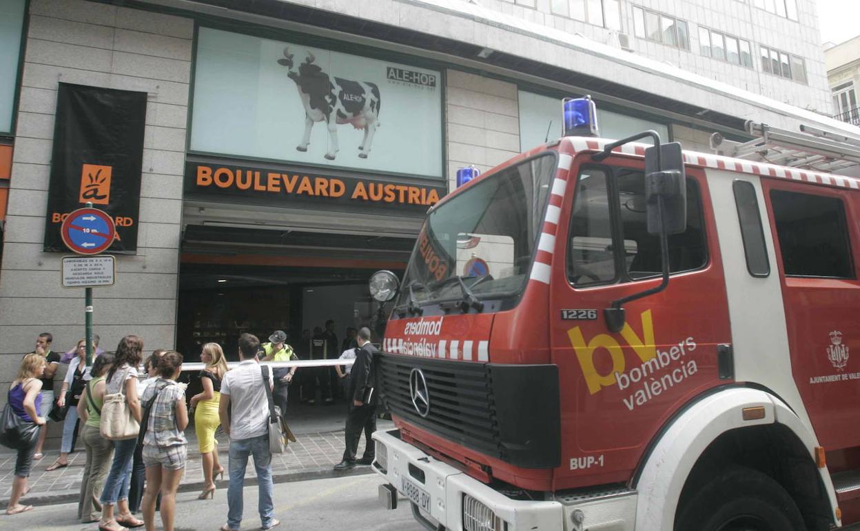 Extinción de un incendio en la galería comercial antes de su cierre en 2019. 