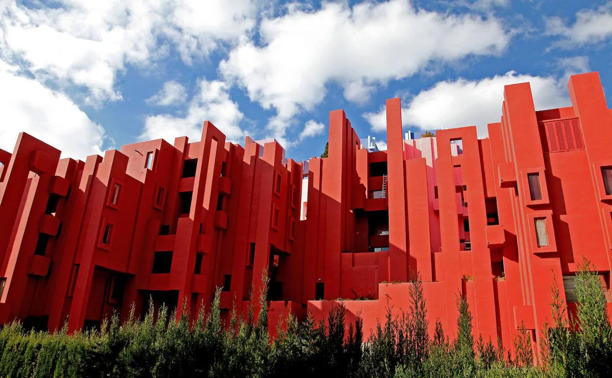 La Muralla Roja de Calp, diseñada por el arquitecto Ricardo Bofill. 