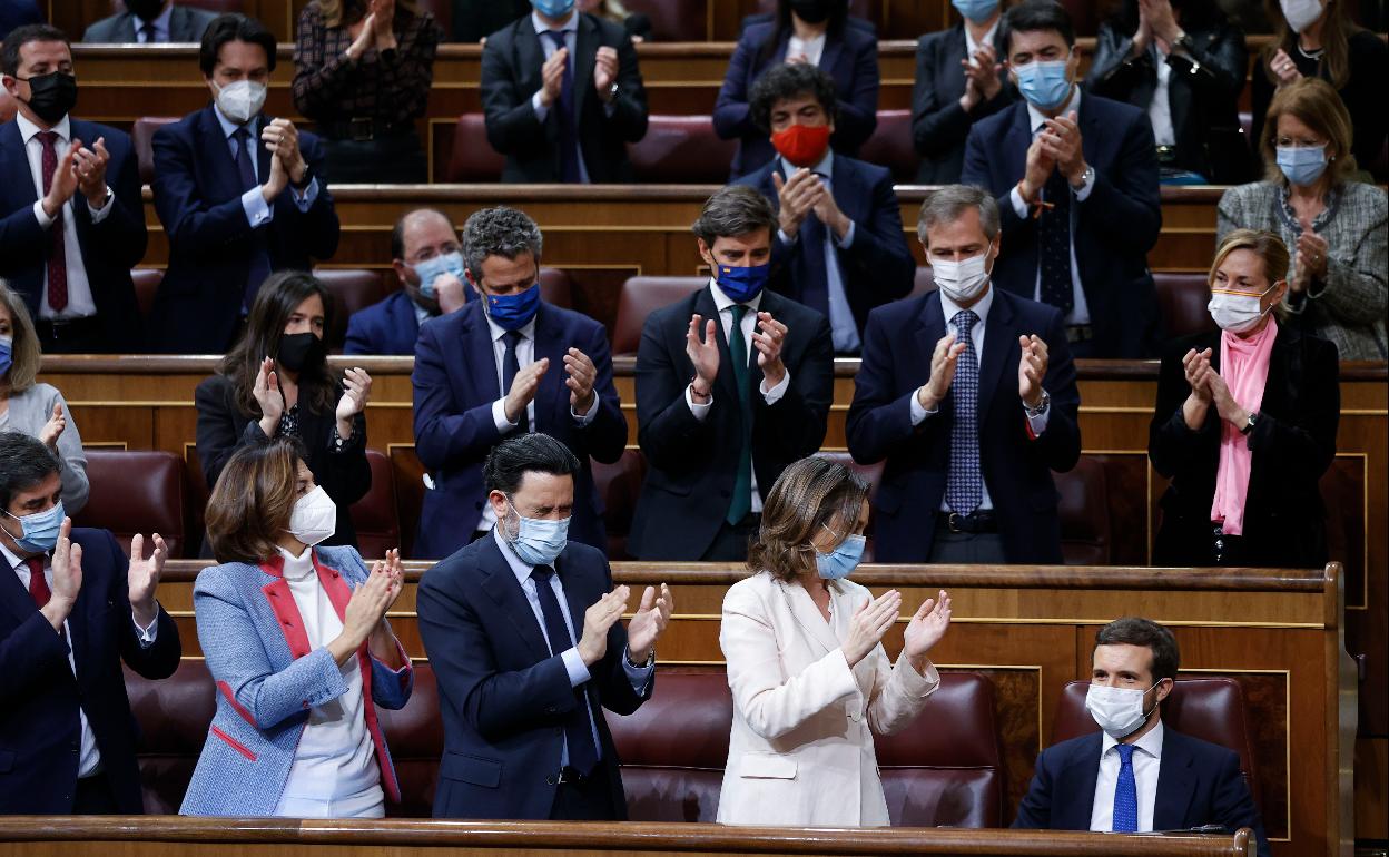 La bancada popular ovaciona este míércoles a Pablo Casado. 