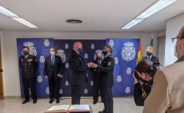 El nuevo comisario recibe la vara de mando. 