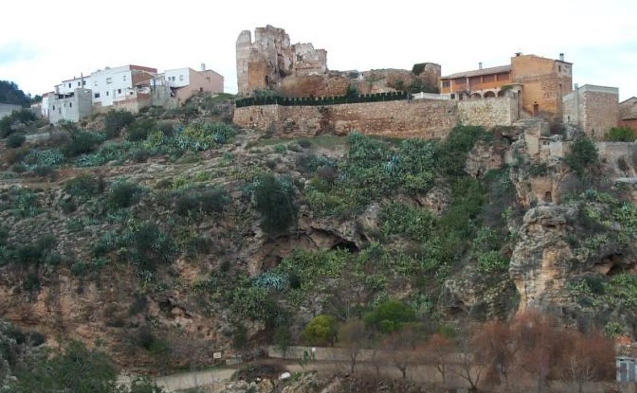 Vista del castillo de Bolbaite y de la torre que se está actualmente reconstruyendo. 