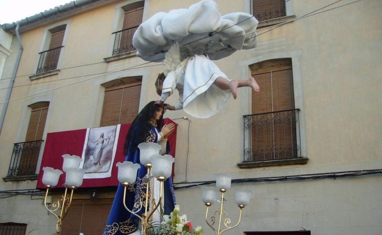 Momento en el que el angelet levanta el velo negro a la imagen de la Virgen el Domingo de Resurrección. 