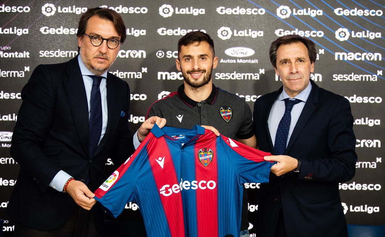 Marcelo Saracchi, junto a Felipe Miñambres y Quico Catalán, durante su presentación como jugador del Levante. 