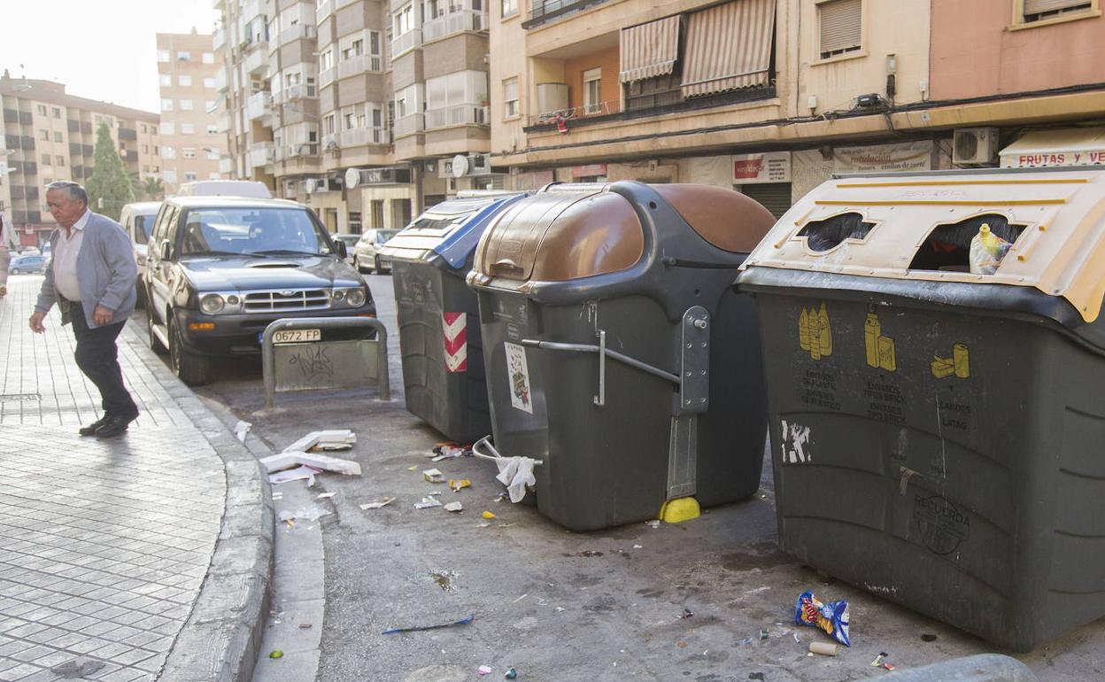 Isla de contenedores en una calle de Valencia. 