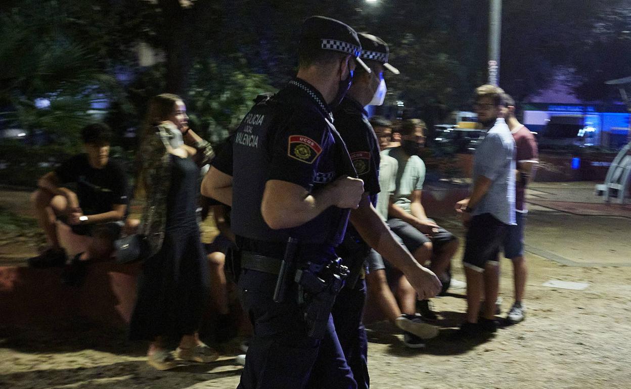 Patrulla de la Policía Local en una zona de botellón de Valencia. 