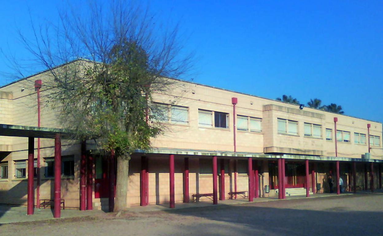 Fachada del instituto Les Alfàbegues de Bétera. 