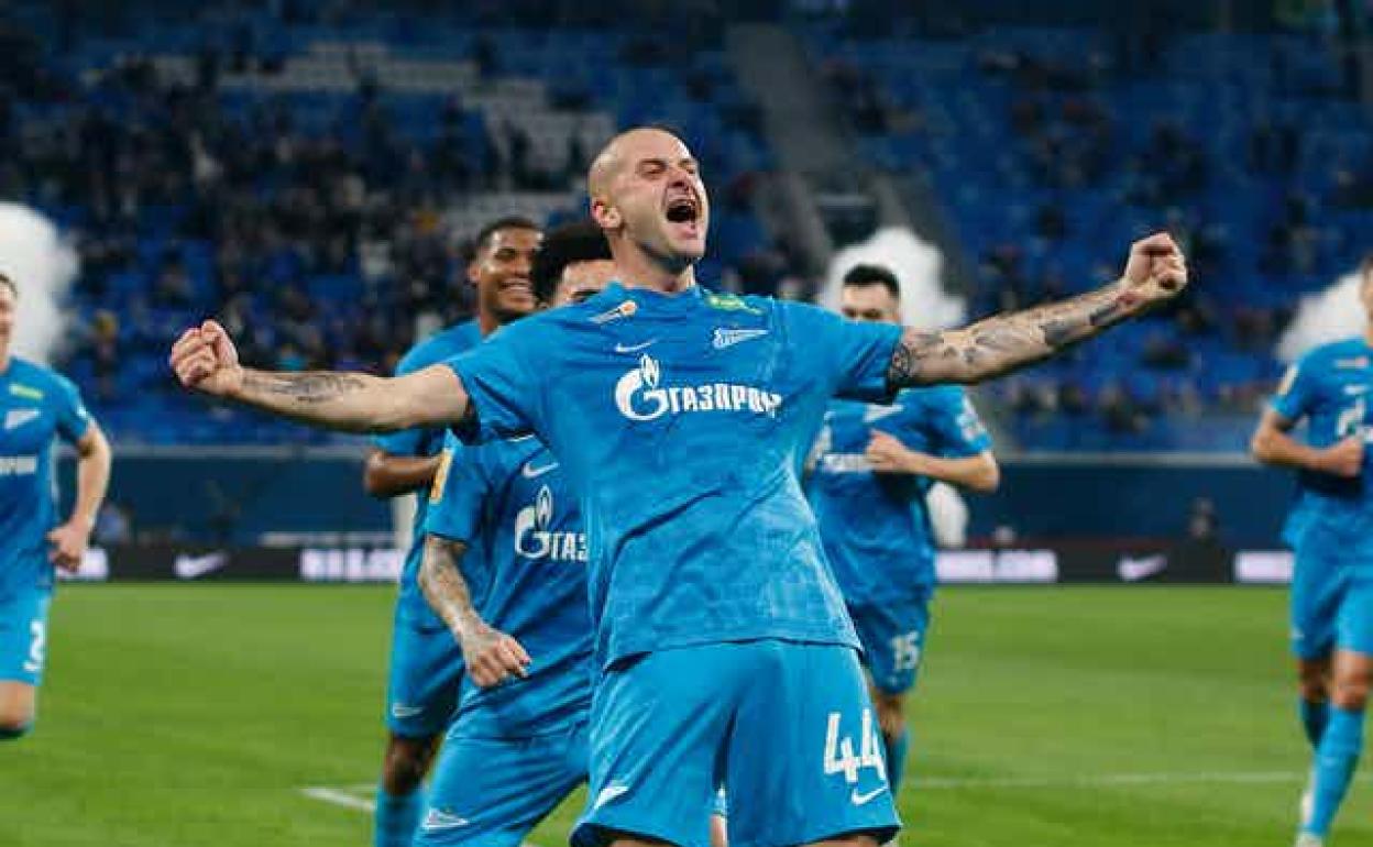 El futbolista ucraniano Yaroslav Rakitski, que juega como defensa en el Zenit de San Petersburgo (patrocinado por Gazprom), celebra el gol de la victoria sobre el Dinamo Moscú en el último partido de la Liga Premier de Rusia el 29 de octubre de 2021.