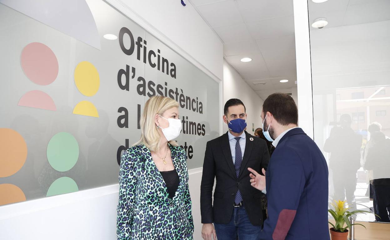 La consellera, Gabriela Bravo, y el alcalde, Carlos Fernández Bielsa, en su visita a la Oficina. 