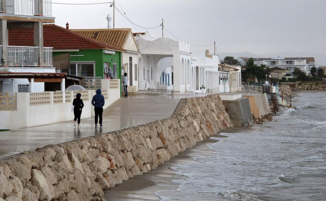 La playa de Les Deveses, en Dénia, con viviendas que se ven afectadas cuando hay fuertes temporales. 