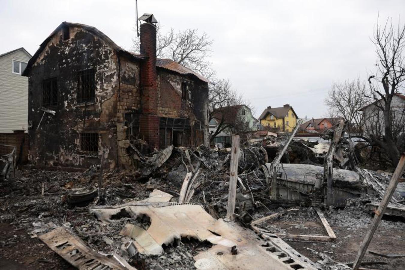 Restos de una aeronave que se estrelló contra una casa.