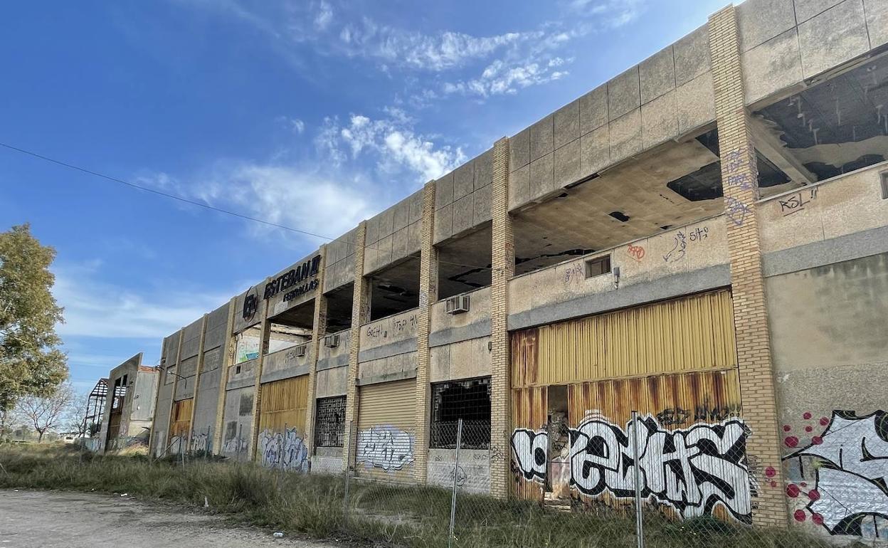 Las naves en estado de ruina ubicadas junto a la escuela de capataces. 