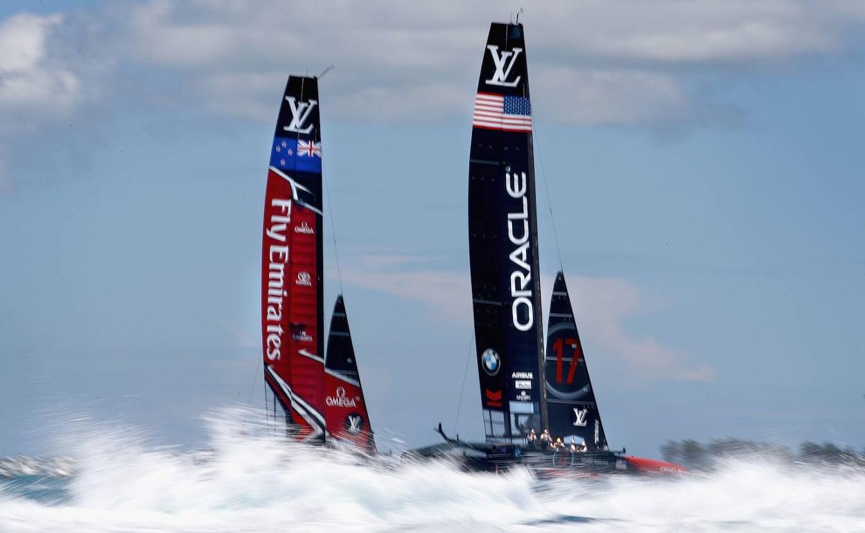 El Team New Zealand compite con el Oracle durante la edición celebrada en Bermudas. 