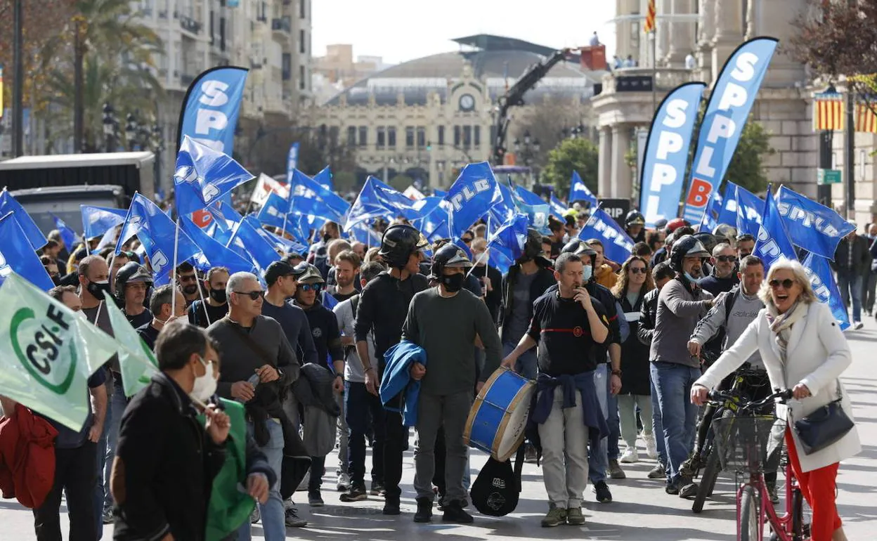 Protesta funcionarios en Valencia | Los funcionarios se rebelan contra el Ayuntamiento de Valencia