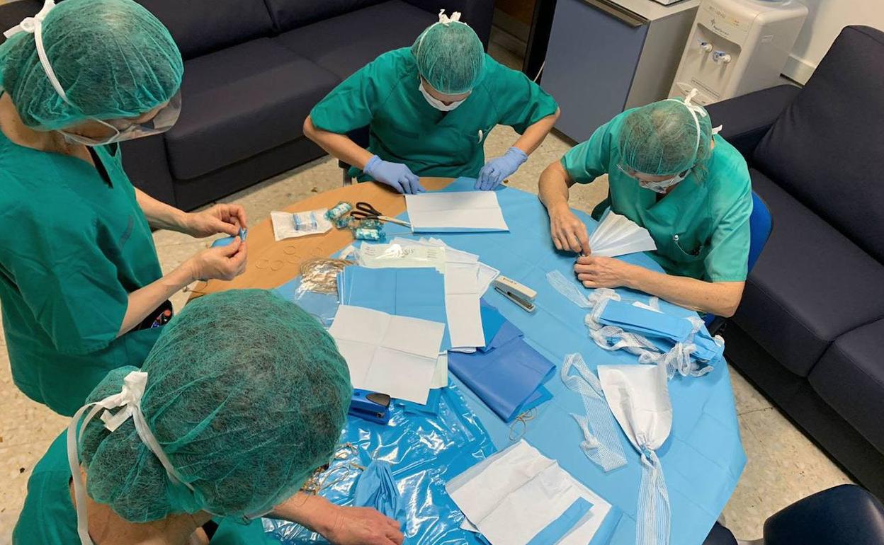 Personal sanitario fabricándose sus propias mascarillas ante la escasez de material de protección al inicio de la pandemia.