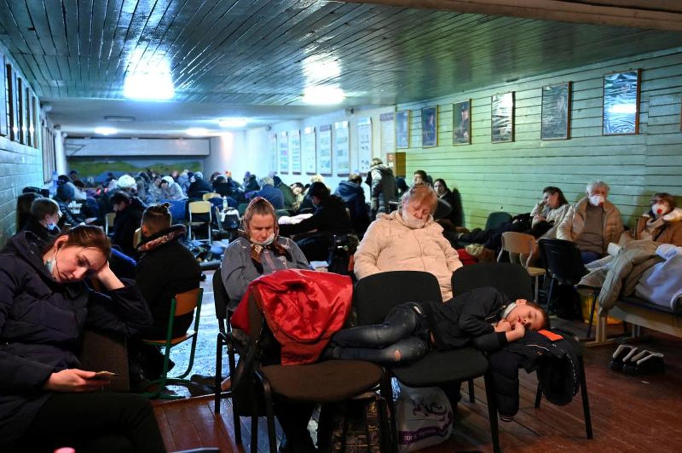 Un grupo de personas en un refugio antiaéreo en Kiev.