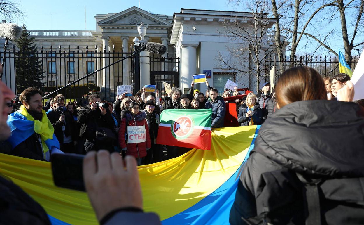 Manifestación de protesta ante la embajada rusa en Varsovia. 