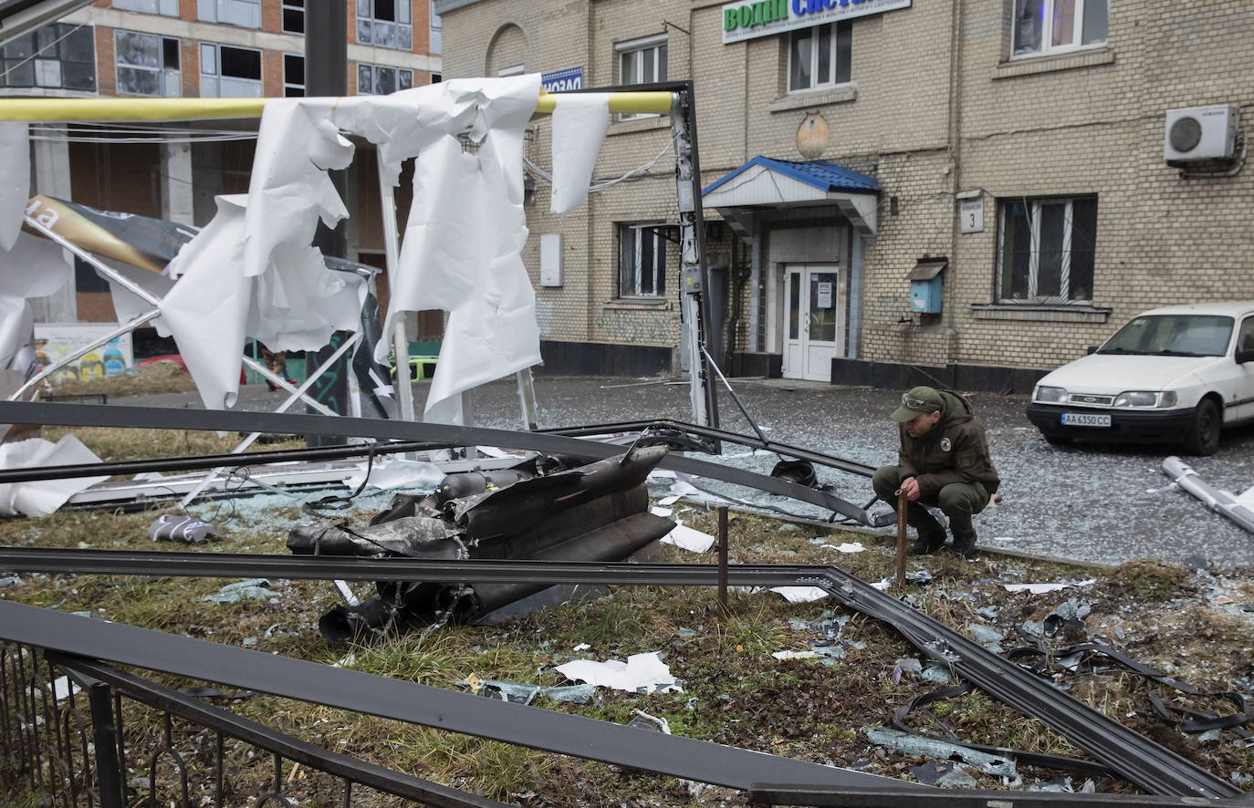 Rusia ataca la región del Donbass y los ciudadanos emprenden una huida masiva al tiempo que vacían los supermercados y llenan los depósitos de gasolina. 