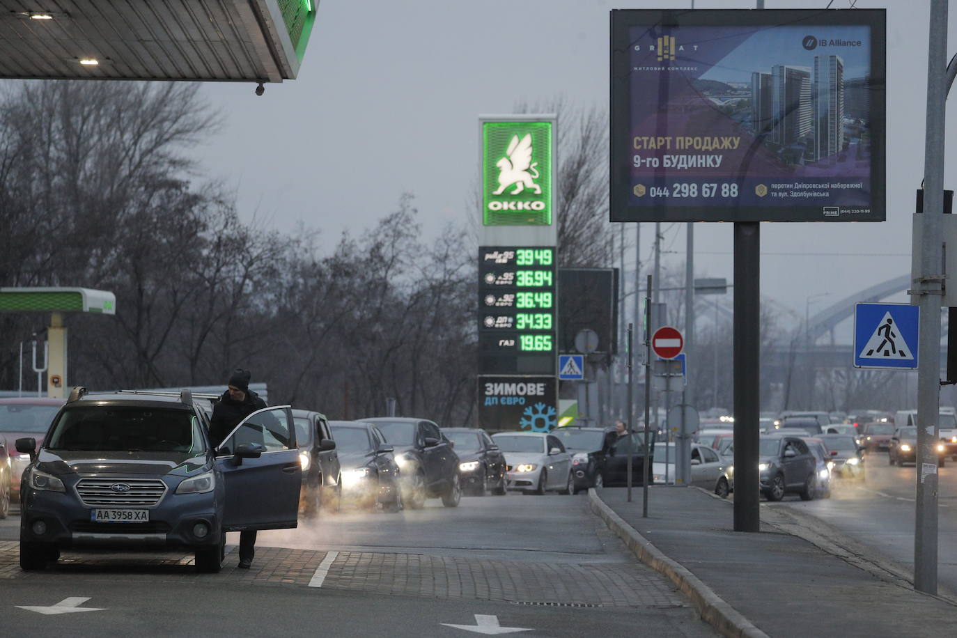 Rusia ataca la región del Donbass y los ciudadanos emprenden una huida masiva al tiempo que vacían los supermercados y llenan los depósitos de gasolina. 