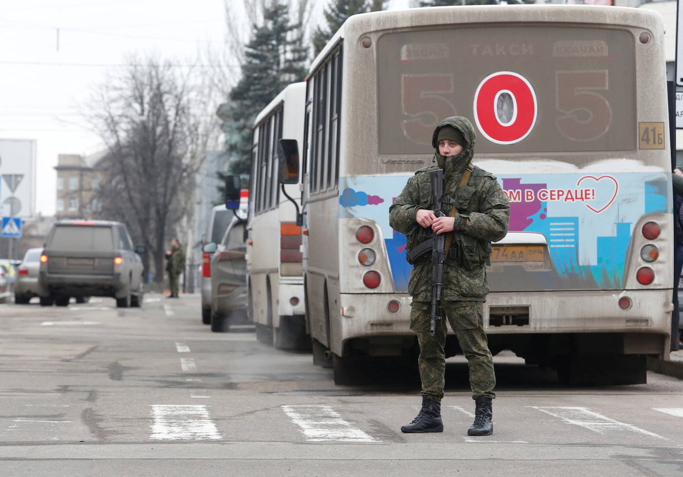 Rusia ataca la región del Donbass y los ciudadanos emprenden una huida masiva al tiempo que vacían los supermercados y llenan los depósitos de gasolina. 