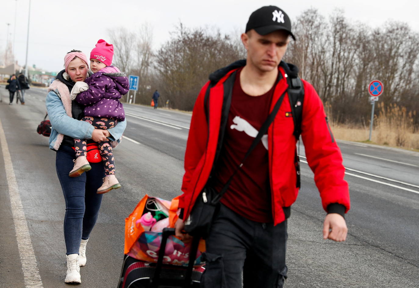 Rusia ataca la región del Donbass y los ciudadanos emprenden una huida masiva al tiempo que vacían los supermercados y llenan los depósitos de gasolina. 