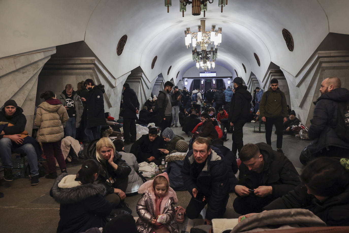 Rusia ataca la región del Donbass y los ciudadanos emprenden una huida masiva al tiempo que vacían los supermercados y llenan los depósitos de gasolina. 