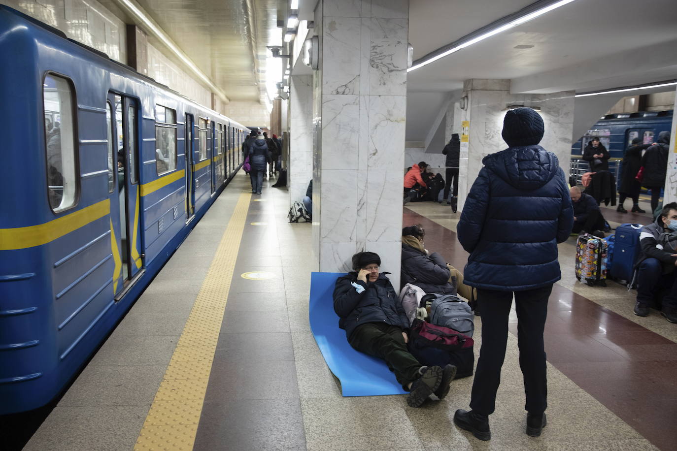 Rusia ataca la región del Donbass y los ciudadanos emprenden una huida masiva al tiempo que vacían los supermercados y llenan los depósitos de gasolina. 