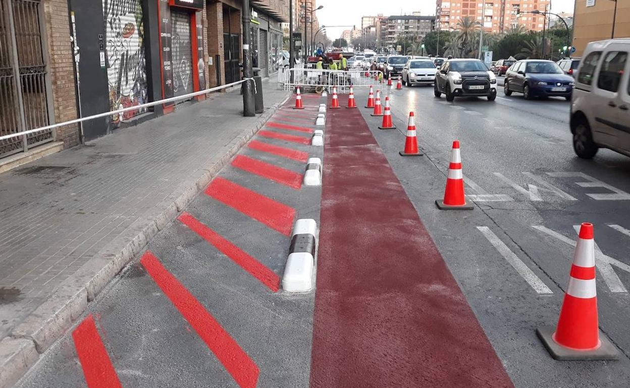 La vía peatonal pintada con bandas rojas. 