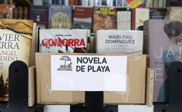 Curiosa catalogación de títulos que puede verse en la feria. 