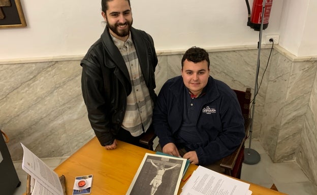 Imagen principal - Puig y Breco muestran una imagen del cristo que se quemó en la Guerra Civil, arriba. Abajo, los jóvenes junto a parte del patrimonio de la iglesia de Rafelcofer y a la derecha un detalle del dedo que recogió Lola 'La Monja'. 