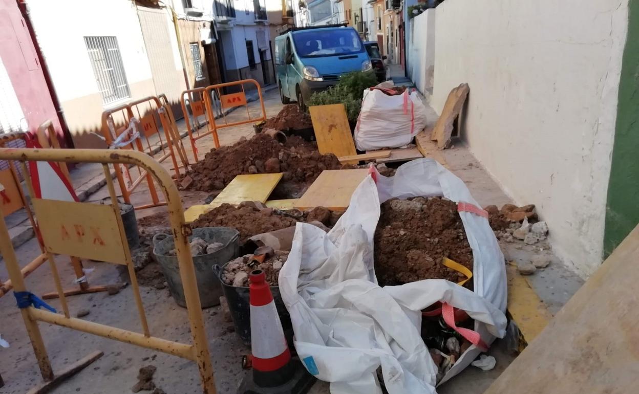 Una de las últimas fugas en  la red de agua, en la calle Sant Josep a principios de semana. 