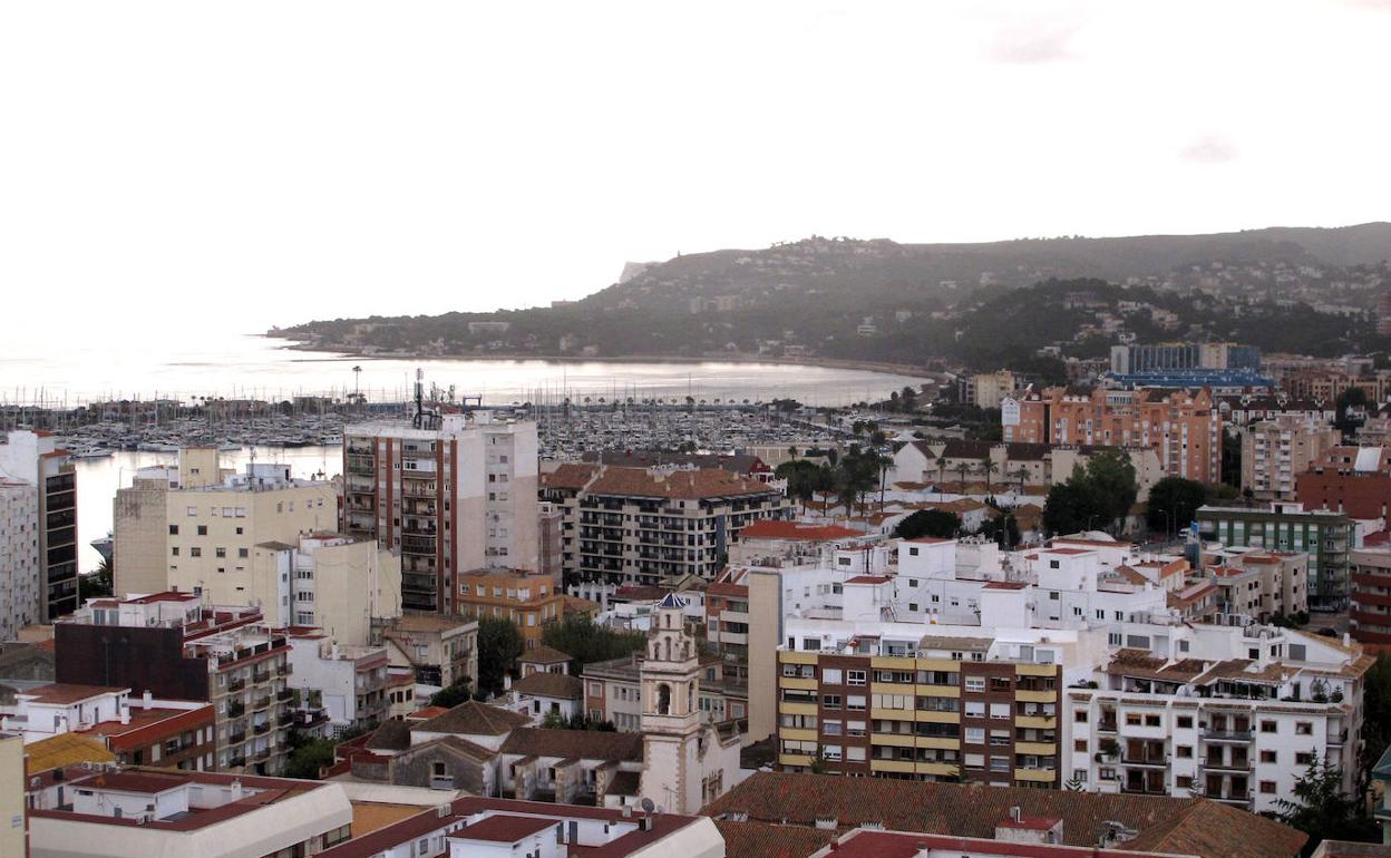 Vista panorámica del casco urbano de Dénia y el Cap de Sant Antoni. 