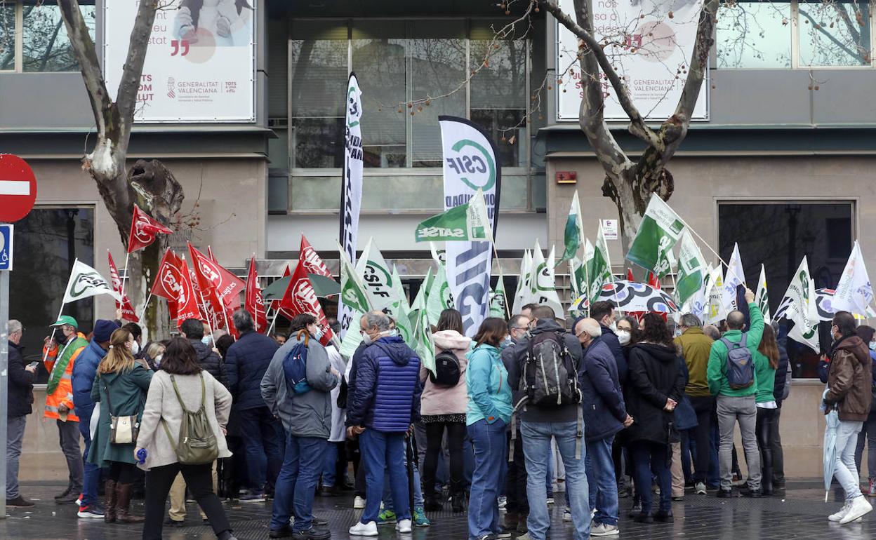 Protesta de sanitarios de Emergencias a las puertas de la Conselleria de Sanidad, este viernes. 