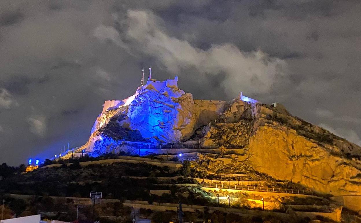 El Castillo de Santa Bárbara, iluminado con los colores ucranianos, este viernes. 