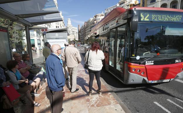 Parada de la EMT en la plaza del Ayuntamiento de Valencia.