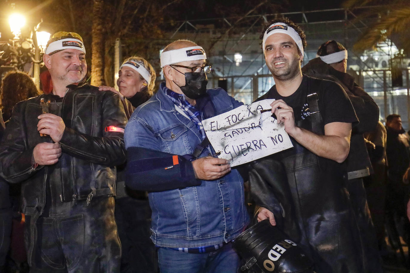 La Fallas 2022 han empezado. La Cordà ha llevado de nuevo la emoción e ilusión a la plaza del Ayuntamiento, que vuelve a ser la catedral de la pólvora. Con este espectáculo, se ha dado inicio a las fiestas josefinas, así como al extenso calendario pirotécnico que le espera a Valencia. 