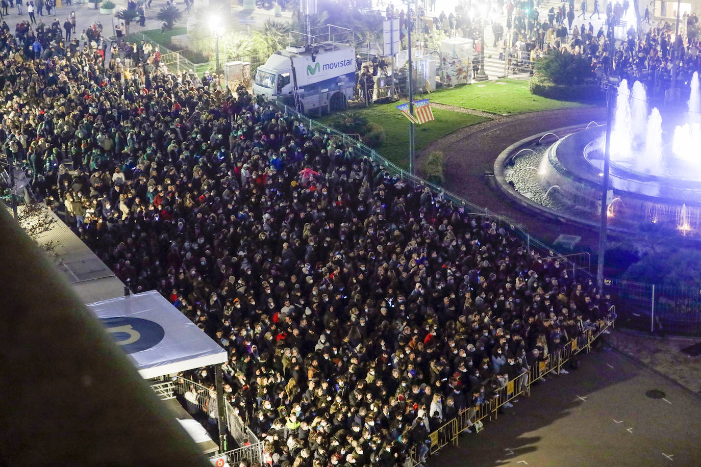 La Fallas 2022 han empezado. La Cordà ha llevado de nuevo la emoción e ilusión a la plaza del Ayuntamiento, que vuelve a ser la catedral de la pólvora. Con este espectáculo, se ha dado inicio a las fiestas josefinas, así como al extenso calendario pirotécnico que le espera a Valencia. 