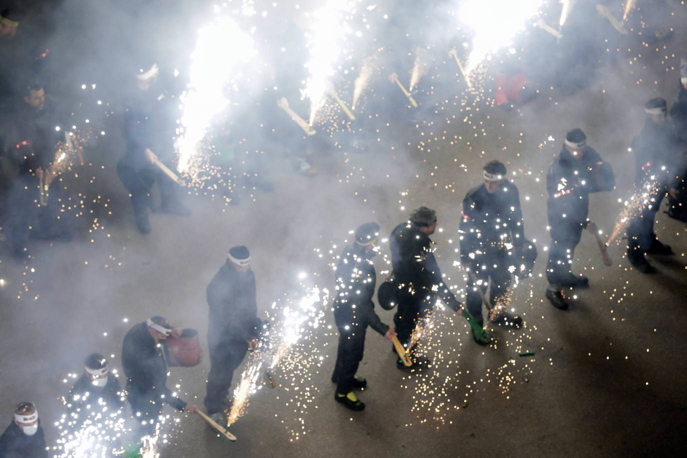 La Fallas 2022 han empezado. La Cordà ha llevado de nuevo la emoción e ilusión a la plaza del Ayuntamiento, que vuelve a ser la catedral de la pólvora. Con este espectáculo, se ha dado inicio a las fiestas josefinas, así como al extenso calendario pirotécnico que le espera a Valencia. 